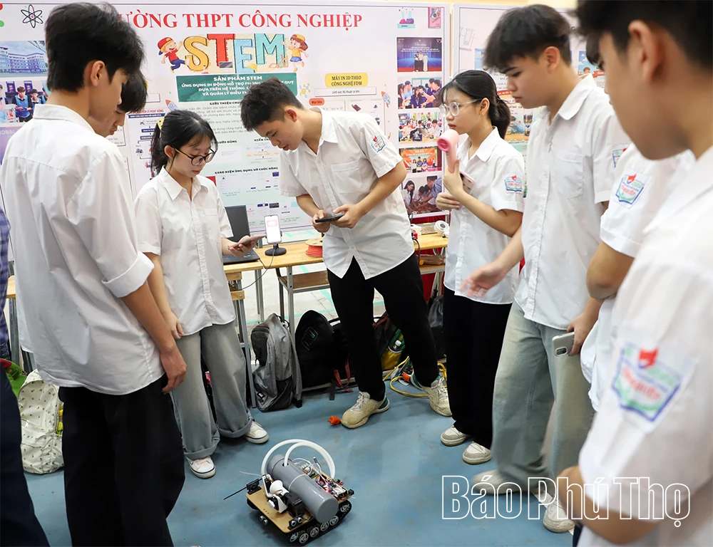 Sôi nổi Ngày hội STEM tại Trường Phổ thông Dân tộc nội trú THPT Hòa Bình