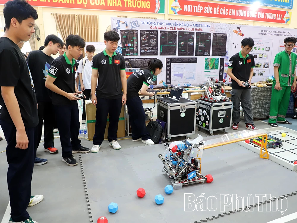 Sôi nổi Ngày hội STEM tại Trường Phổ thông Dân tộc nội trú THPT Hòa Bình