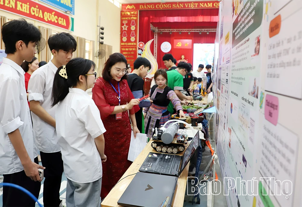Sôi nổi Ngày hội STEM tại Trường Phổ thông Dân tộc nội trú THPT Hòa Bình