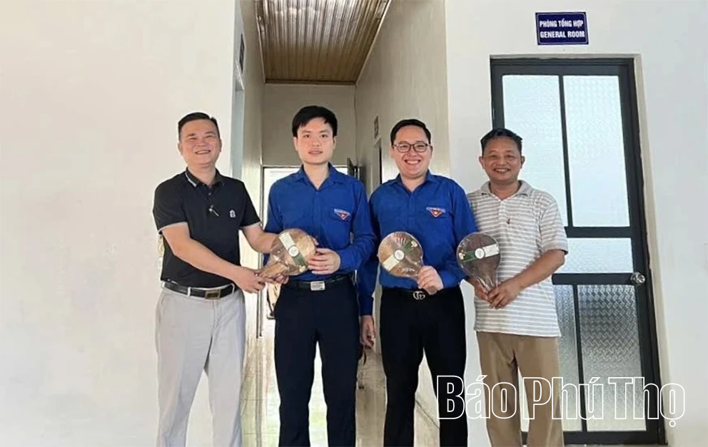 500 chiếc quạt mo cau tặng miễn phí cho du khách dâng hương tại Đền Hùng