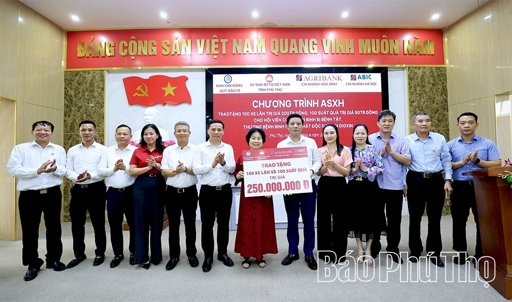 Trao 100 xe lăn cho hội viên Cựu chiến binh có hoàn cảnh khó khăn