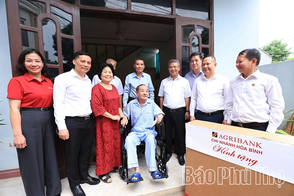 Trao 100 xe lăn cho hội viên Cựu chiến binh có hoàn cảnh khó khăn