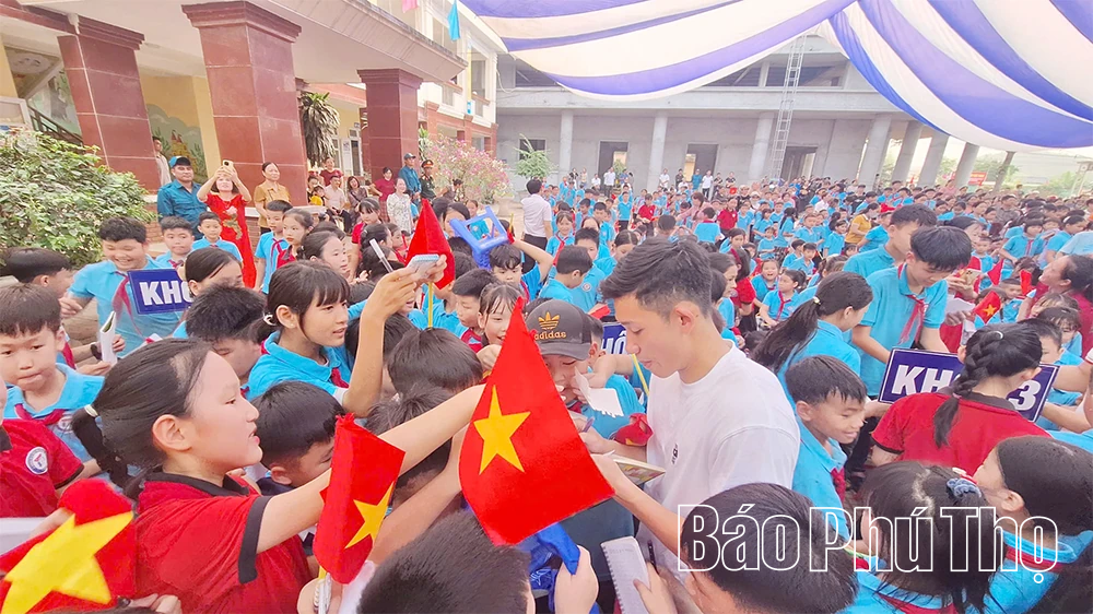 Giao lưu giữa các nghệ sĩ, tuyển thủ bóng đá với học sinh phường Tân Hòa