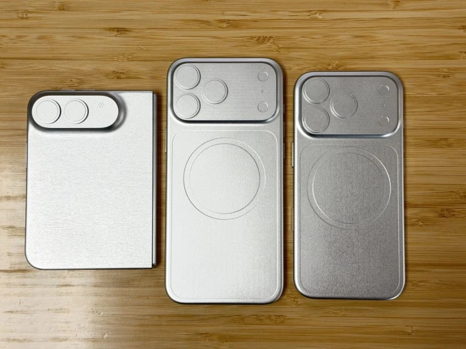Mô hình iPhone gập so dáng cùng thiết bị Apple