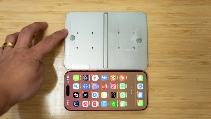 Mô hình iPhone gập so dáng cùng thiết bị Apple