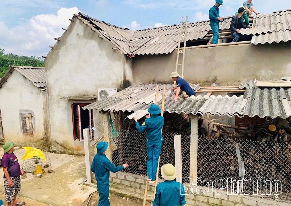 Bộ đội và dân quân khẩn trương hỗ trợ nhân dân sau mưa bão