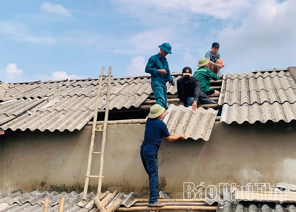 Bộ đội và dân quân khẩn trương hỗ trợ nhân dân sau mưa bão