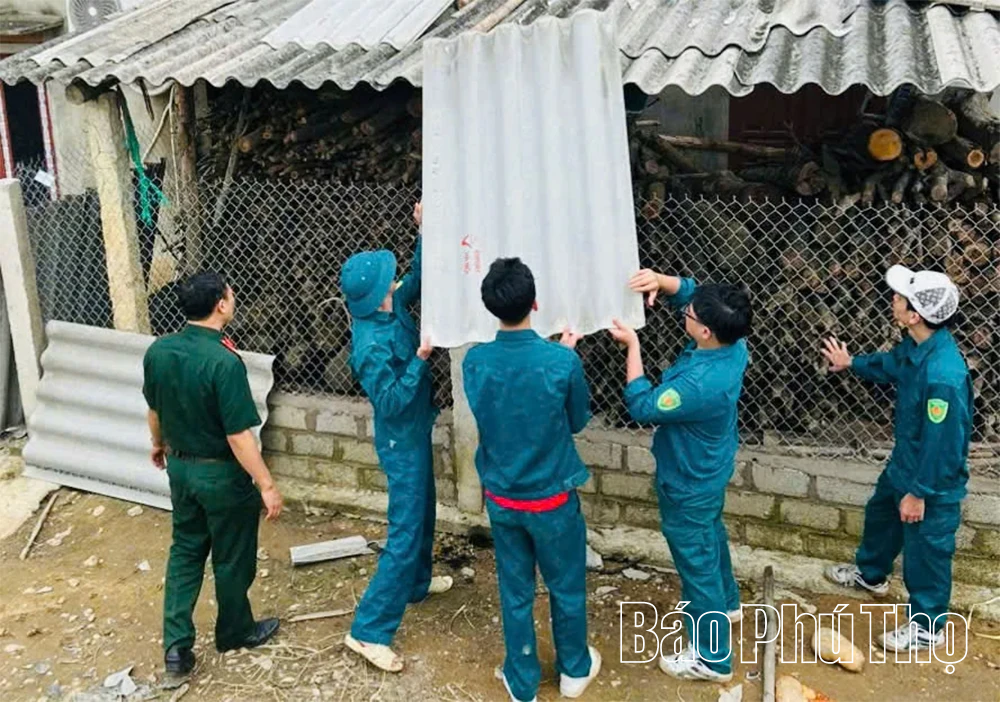 Bộ đội và dân quân khẩn trương hỗ trợ nhân dân sau mưa bão