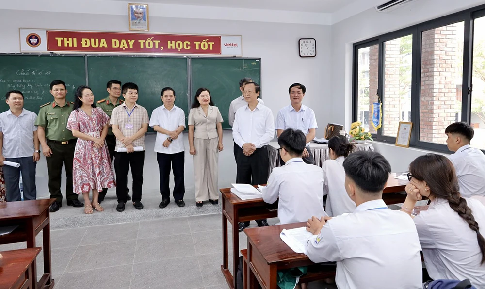 Tốt nghiệp THPT 2026: Nghiên cứu rà quét thiết bị công nghệ trước khi vào phòng thi