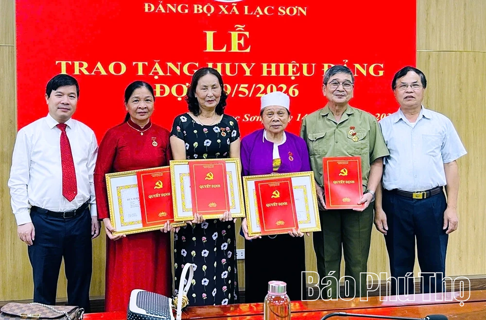 26 đảng viên Đảng bộ xã Lạc Sơn được trao Huy hiệu Đảng đợt 19/5