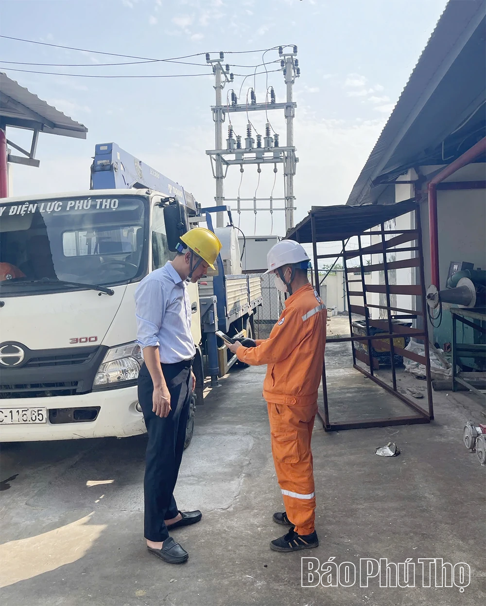 Điện lực Phú An tăng cường vệ sinh sứ, bảo dưỡng trạm biến áp bằng công nghệ hotline