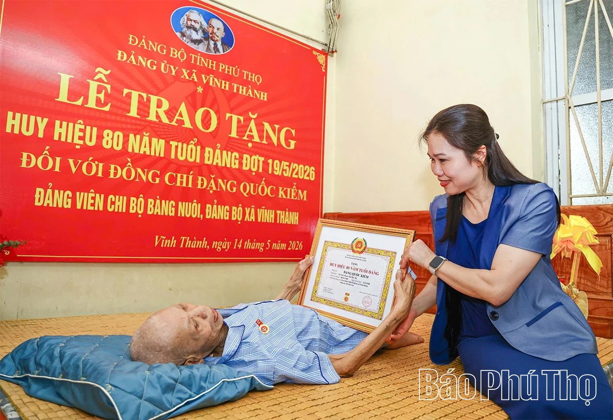 Trao Huy hiệu 80 năm tuổi Đảng tặng đảng viên Đặng Quốc Kiểm