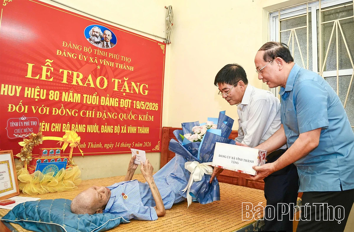 Trao Huy hiệu 80 năm tuổi Đảng tặng đảng viên Đặng Quốc Kiểm