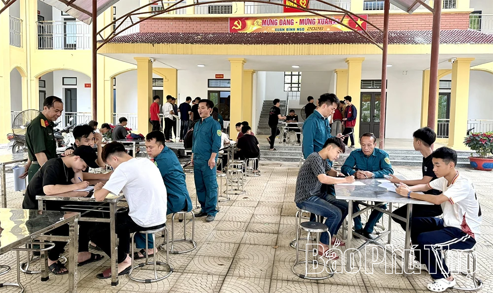 Thanh niên tuổi 17 nghiêm túc đăng ký nghĩa vụ quân sự lần đầu