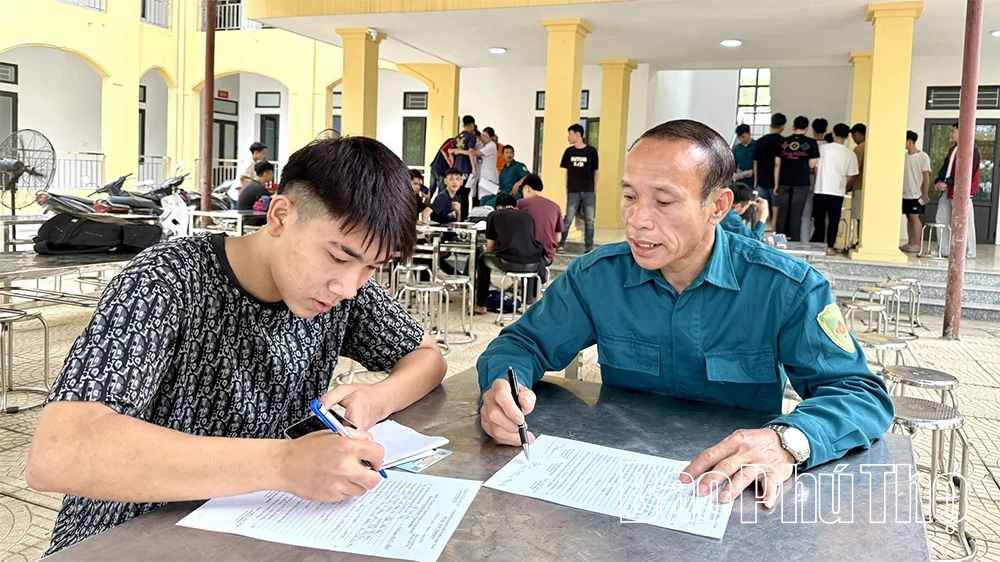 Thanh niên tuổi 17 nghiêm túc đăng ký nghĩa vụ quân sự lần đầu
