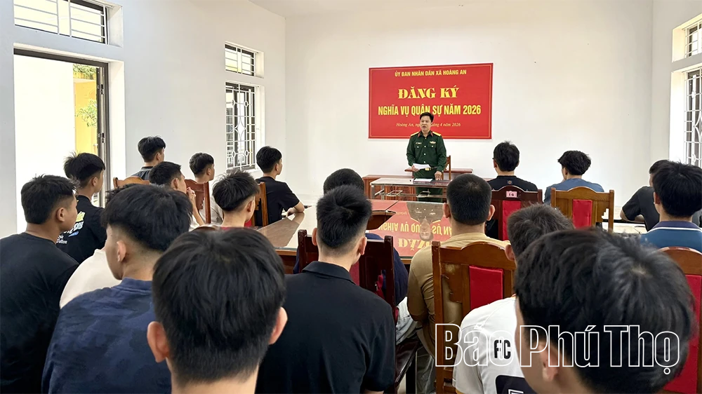 Thanh niên tuổi 17 nghiêm túc đăng ký nghĩa vụ quân sự lần đầu