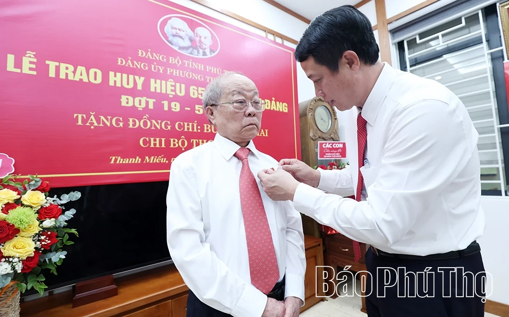 Trao tặng Huy hiệu 65 năm tuổi Đảng cho đảng viên Đảng bộ phường Thanh Miếu