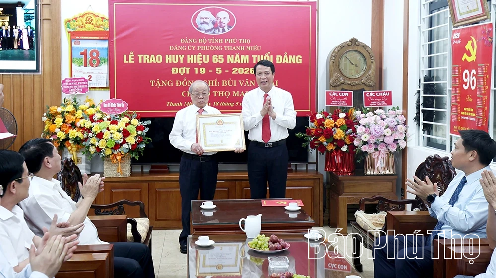 Trao tặng Huy hiệu 65 năm tuổi Đảng cho đảng viên Đảng bộ phường Thanh Miếu