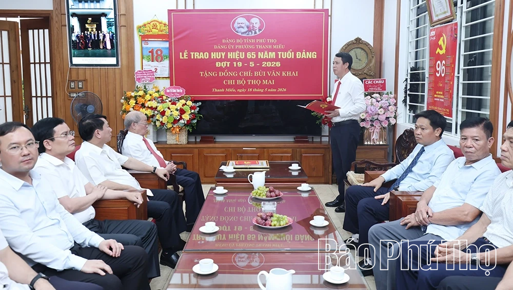 Trao tặng Huy hiệu 65 năm tuổi Đảng cho đảng viên Đảng bộ phường Thanh Miếu