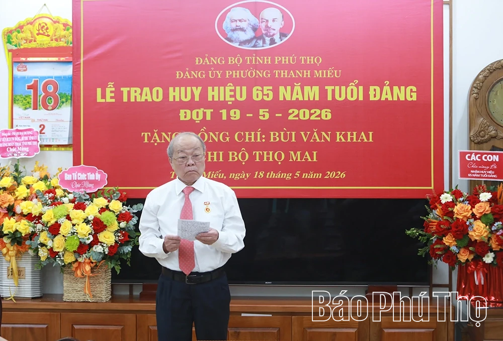 Trao tặng Huy hiệu 65 năm tuổi Đảng cho đảng viên Đảng bộ phường Thanh Miếu