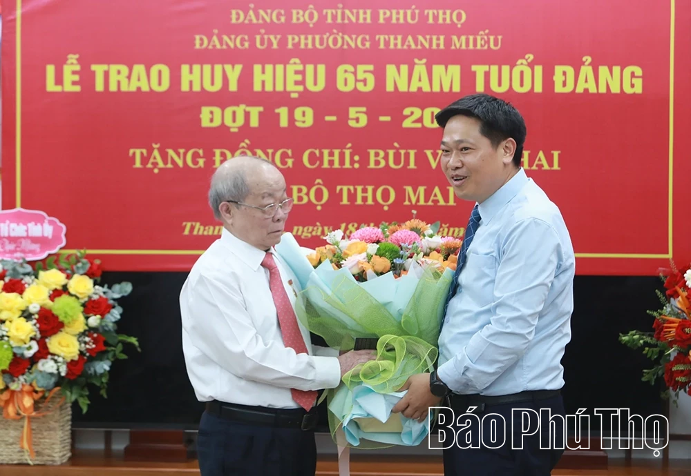 Trao tặng Huy hiệu 65 năm tuổi Đảng cho đảng viên Đảng bộ phường Thanh Miếu