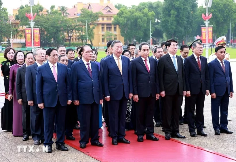 Kỷ niệm 136 năm Ngày sinh Chủ tịch Hồ Chí Minh: Lãnh đạo Đảng, Nhà nước vào Lăng viếng Bác