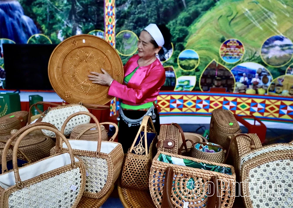 Bảo tồn, phát huy nghề đan lát thủ công truyền thống của người Mường