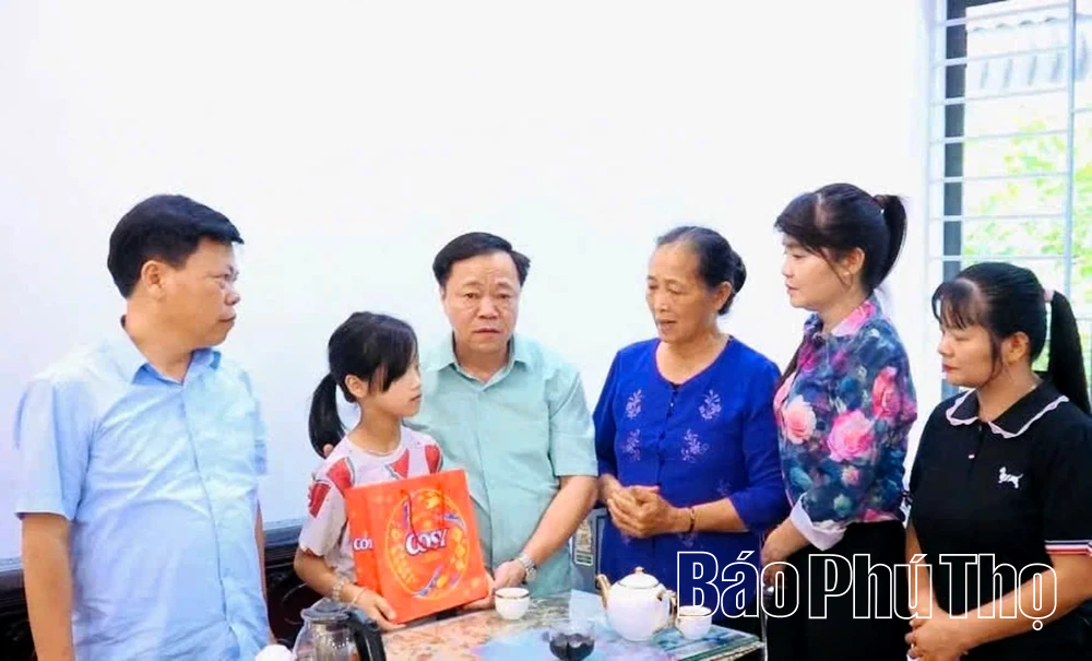 Xã Hiền Quan tặng 16 suất quà cho thiếu nhi có hoàn cảnh khó khăn