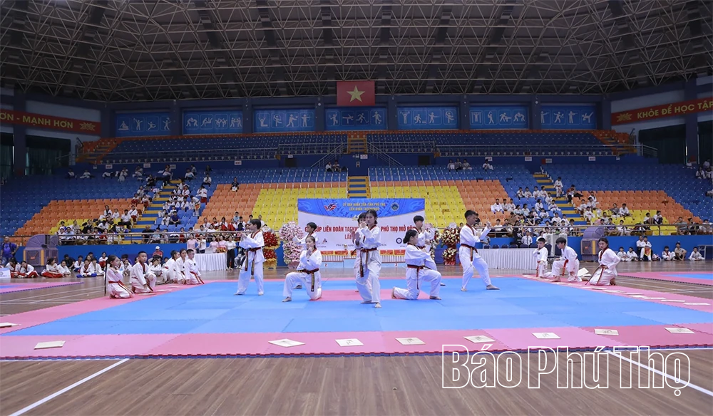 Gần 900 vận động viên tham dự Giải cúp liên đoàn Taekwondo tỉnh Phú Thọ mở rộng