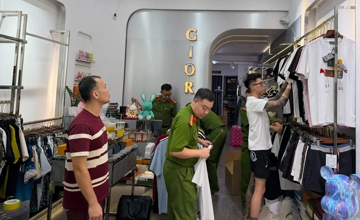 Khởi tố vụ án bán hàng giả Louis Vuitton, Gucci, Adidas...