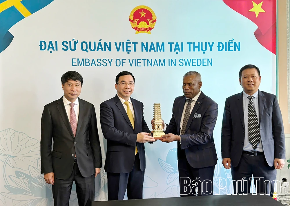Đoàn công tác của tỉnh thăm và làm việc với Đại sứ quán và một số doanh nghiệp Thụy Điển