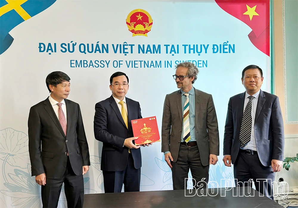 Đoàn công tác của tỉnh thăm và làm việc với Đại sứ quán và một số doanh nghiệp Thụy Điển
