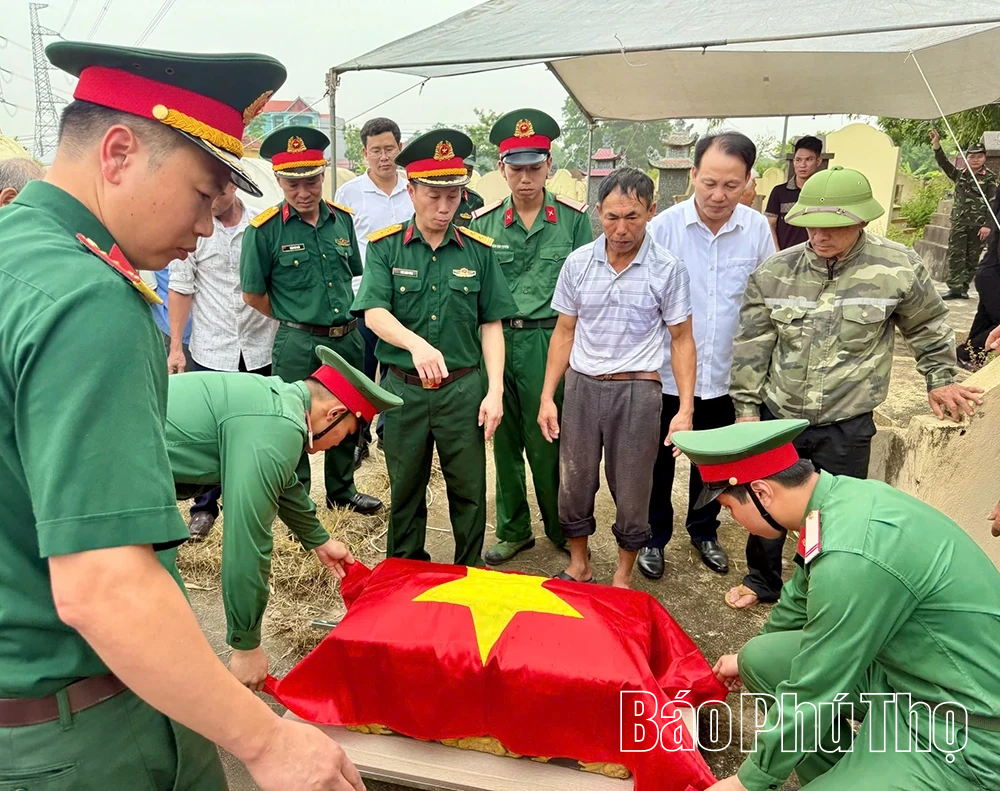 Khai quật, đưa hài cốt liệt sĩ về an táng tại quê nhà