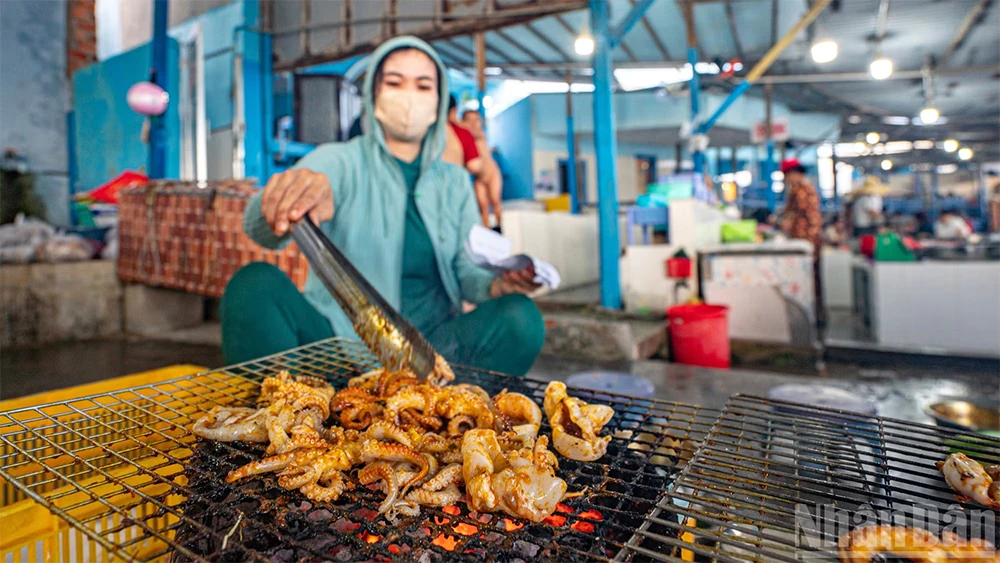 Khám phá bãi biển có kiến tạo địa chất độc đáo bậc nhất miền trung