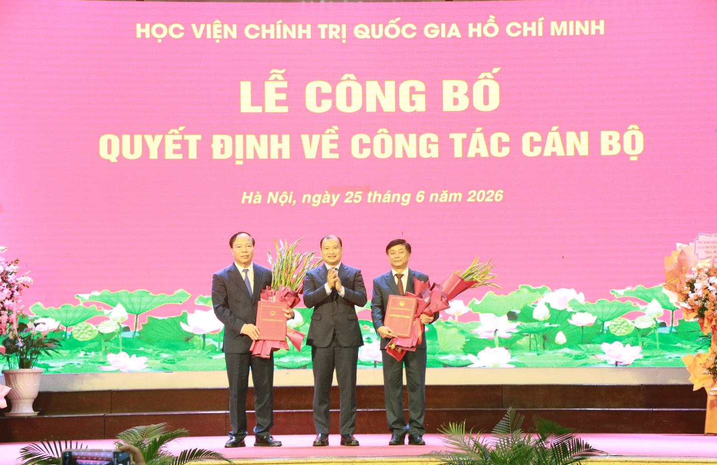 Công bố quyết định bổ nhiệm lại Giám đốc và bổ nhiệm Phó Giám đốc Thường trực Học viện Báo chí và Tuyên truyền