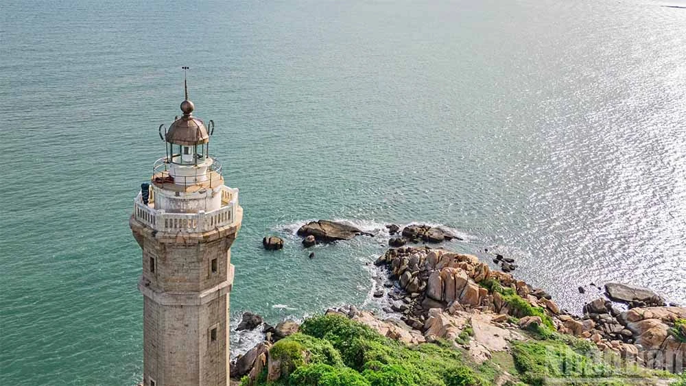 Khám phá hải đăng Kê Gà ngày nước rút