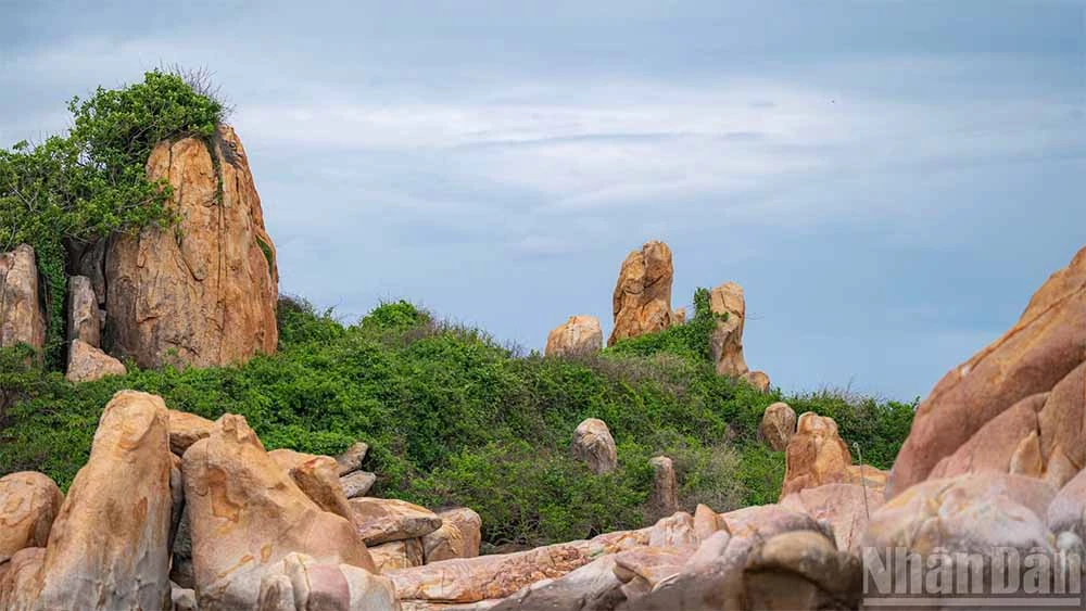 Khám phá hải đăng Kê Gà ngày nước rút