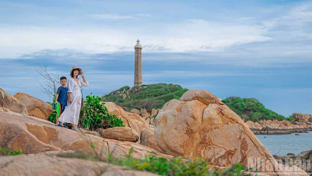 Khám phá hải đăng Kê Gà ngày nước rút