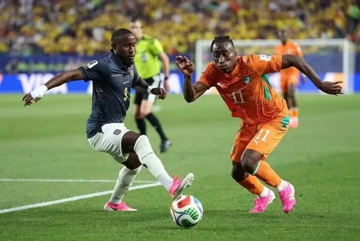 Vì sao cầu thủ World Cup đi tất rách và giày hồng thi đấu?