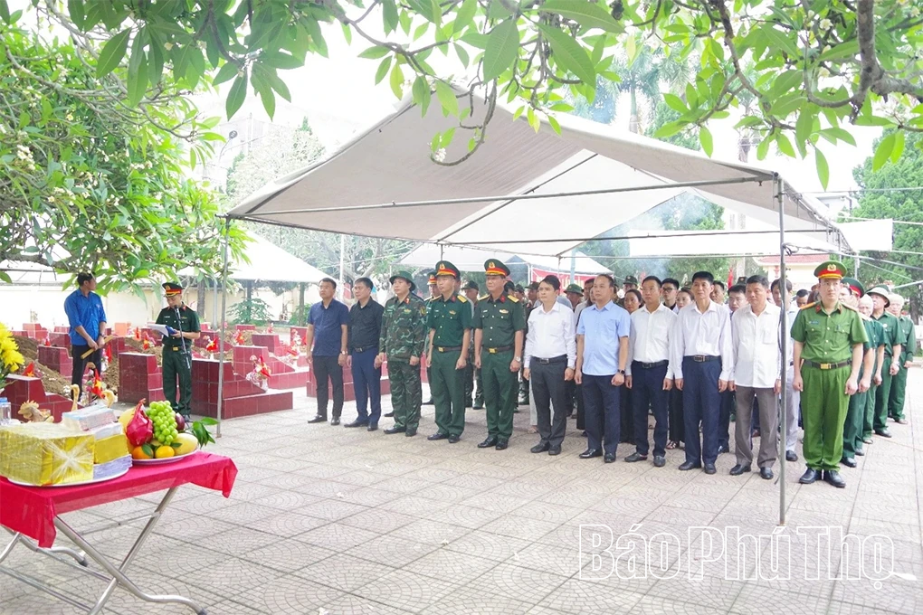 Lấy mẫu hài cốt liệt sĩ tại Nghĩa trang liệt sĩ xã Yên Lập