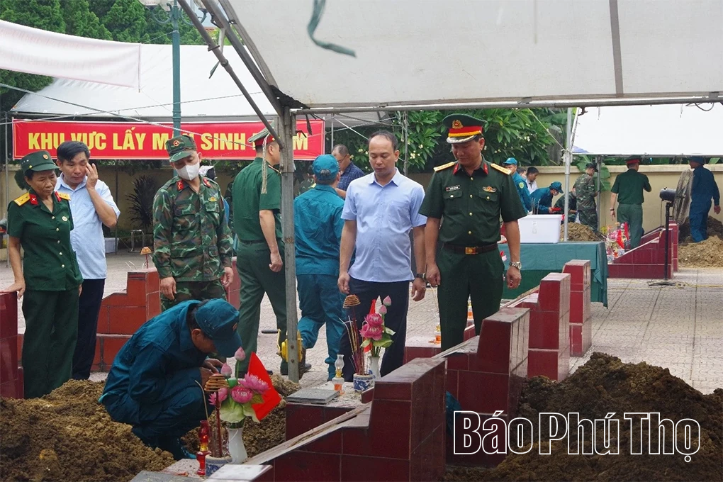 Lấy mẫu hài cốt liệt sĩ tại Nghĩa trang liệt sĩ xã Yên Lập