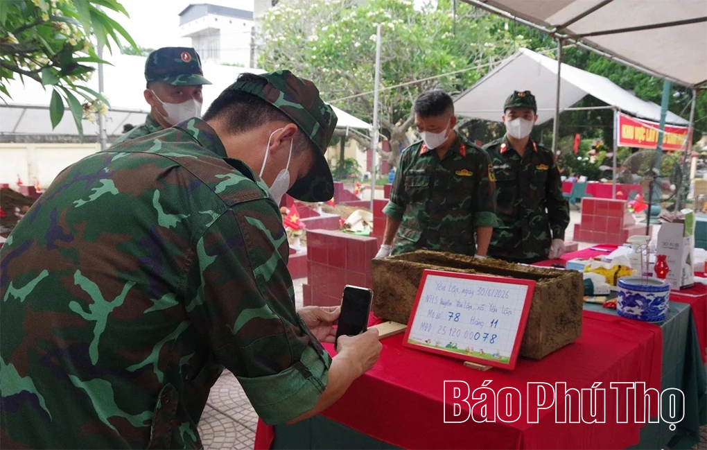 Lấy mẫu hài cốt liệt sĩ tại Nghĩa trang liệt sĩ xã Yên Lập
