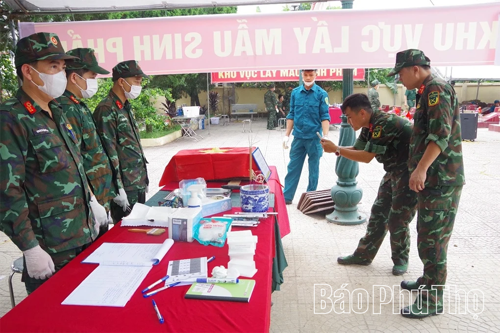 Lấy mẫu hài cốt liệt sĩ tại Nghĩa trang liệt sĩ xã Yên Lập