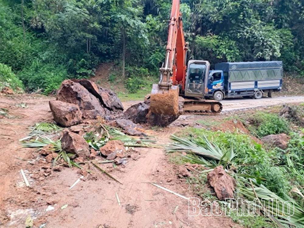 Khẩn trương xử lý sạt lở, thông xe tỉnh lộ 433