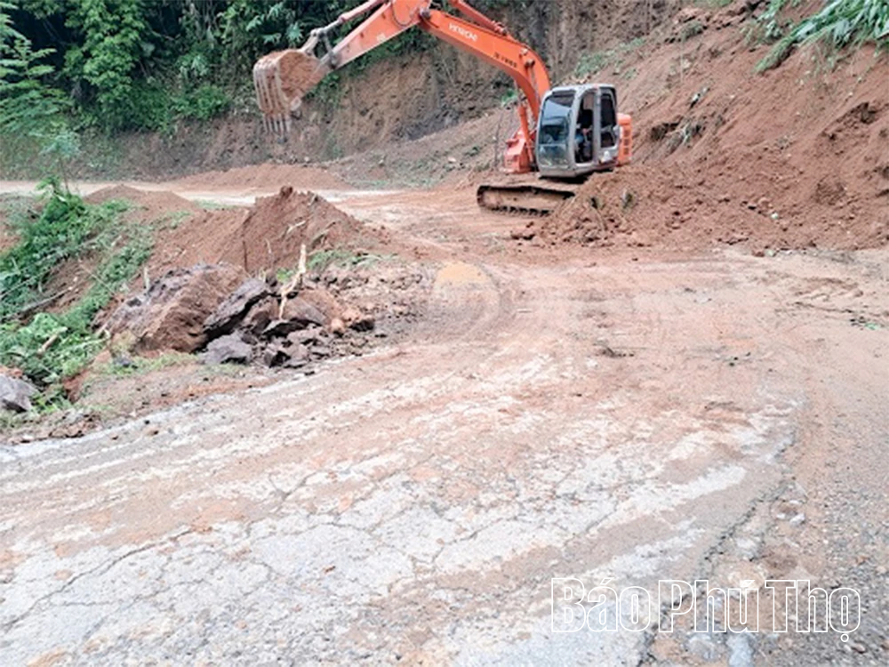 Khẩn trương xử lý sạt lở, thông xe tỉnh lộ 433