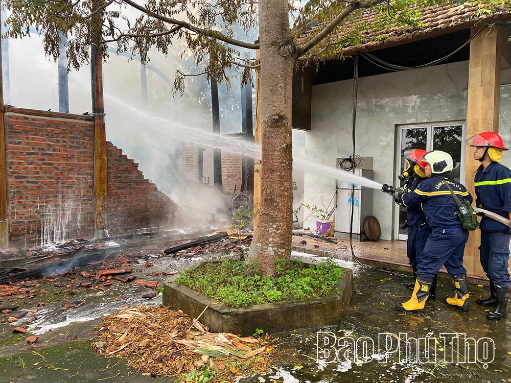 Cháy nhà sàn gỗ tại phường Việt Trì