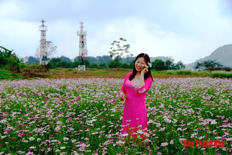 Mê mẩn sắc hoa bên dòng sông Mã