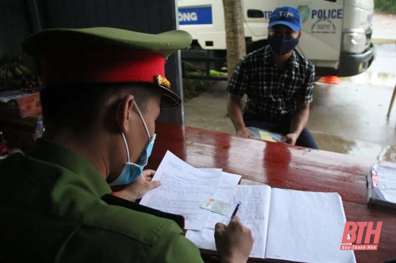 Đội mưa làm nhiệm vụ tại chốt kiểm soát phòng, chống dịch COVID-19 Bãi Trành