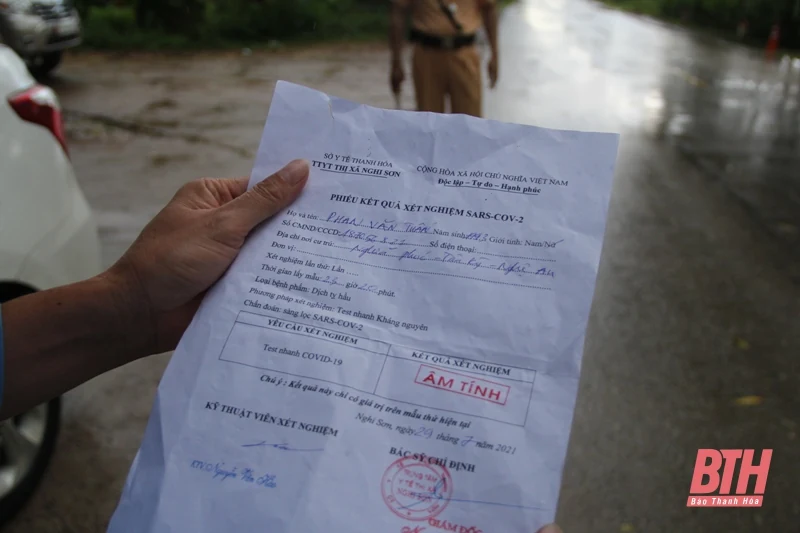 Đội mưa làm nhiệm vụ tại chốt kiểm soát phòng, chống dịch COVID-19 Bãi Trành