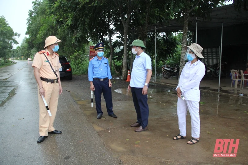 Đội mưa làm nhiệm vụ tại chốt kiểm soát phòng, chống dịch COVID-19 Bãi Trành